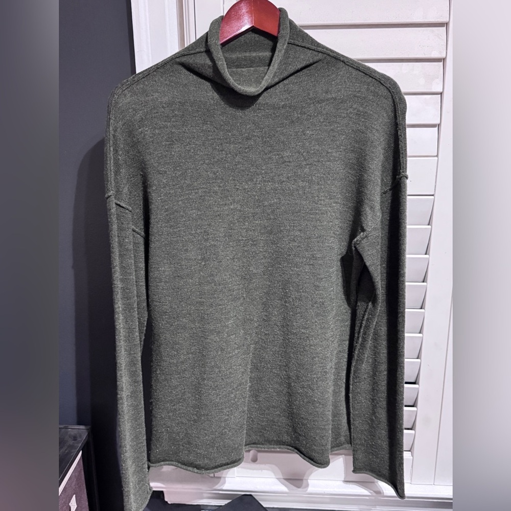 🍃 Banana Republic Merino Wool Turtleneck — Refined Luxury in Forest Green 🍃